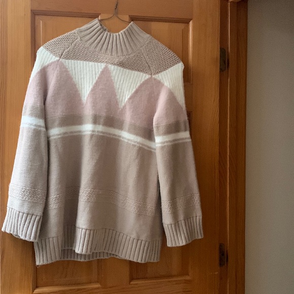 Ann Taylor Sweaters - NWT Ann Taylor Sweater - Size L